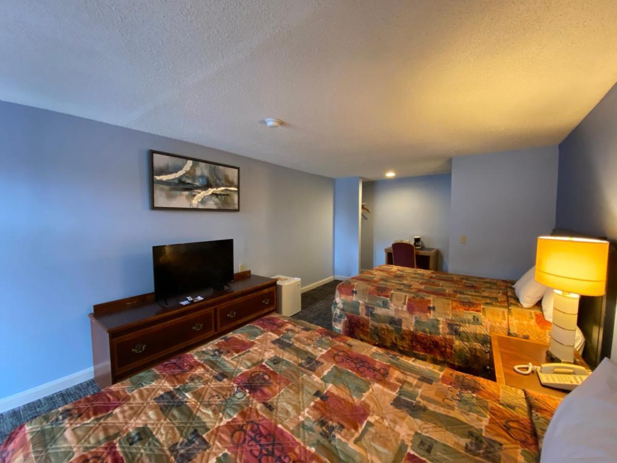 Economy Lodge 682 Main St Стърбридж Екстериор снимка