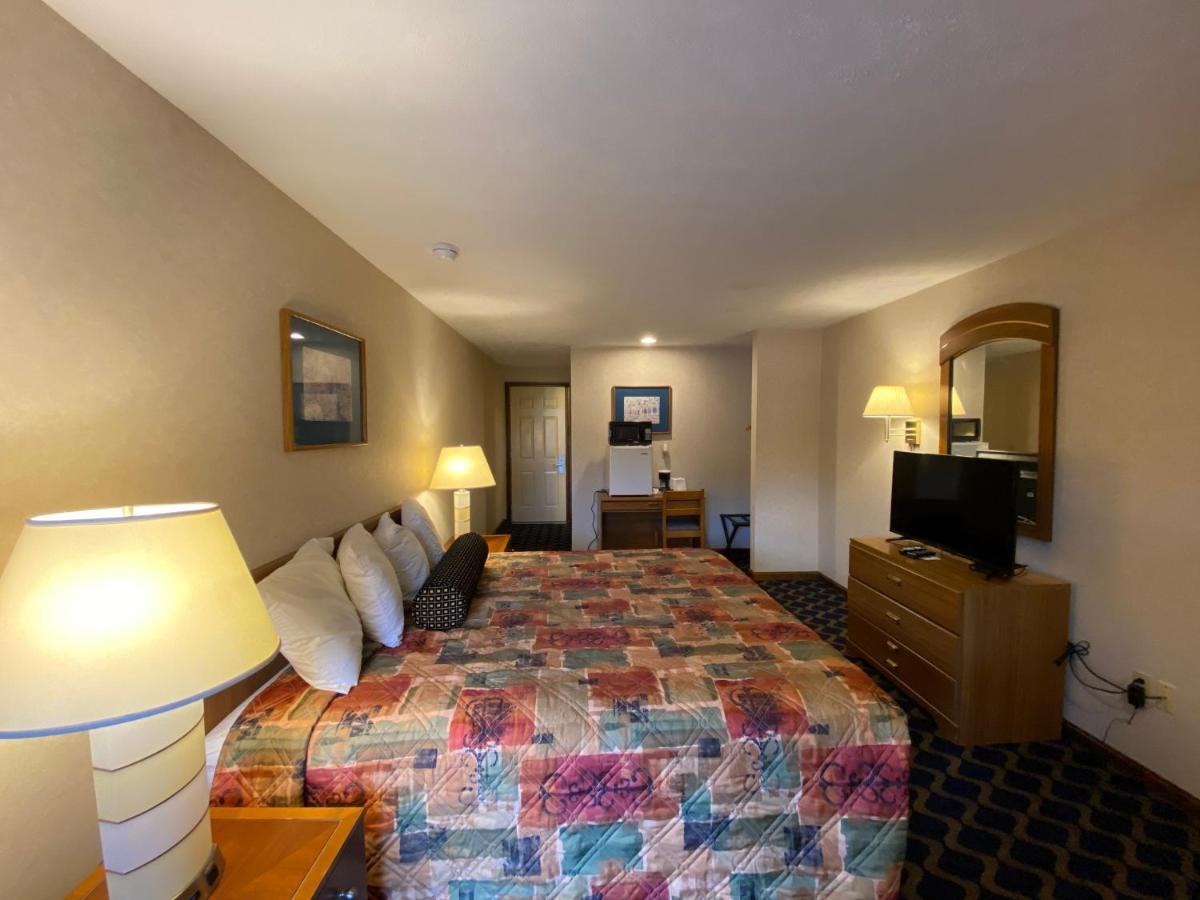 Economy Lodge 682 Main St Стърбридж Екстериор снимка