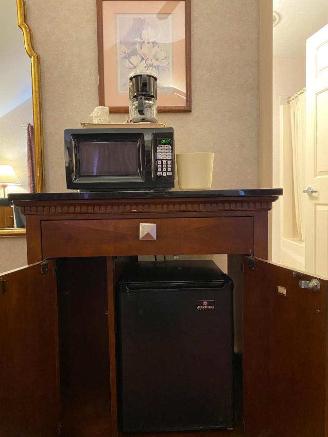Economy Lodge 682 Main St Стърбридж Екстериор снимка