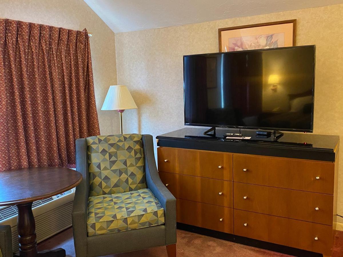Economy Lodge 682 Main St Стърбридж Екстериор снимка