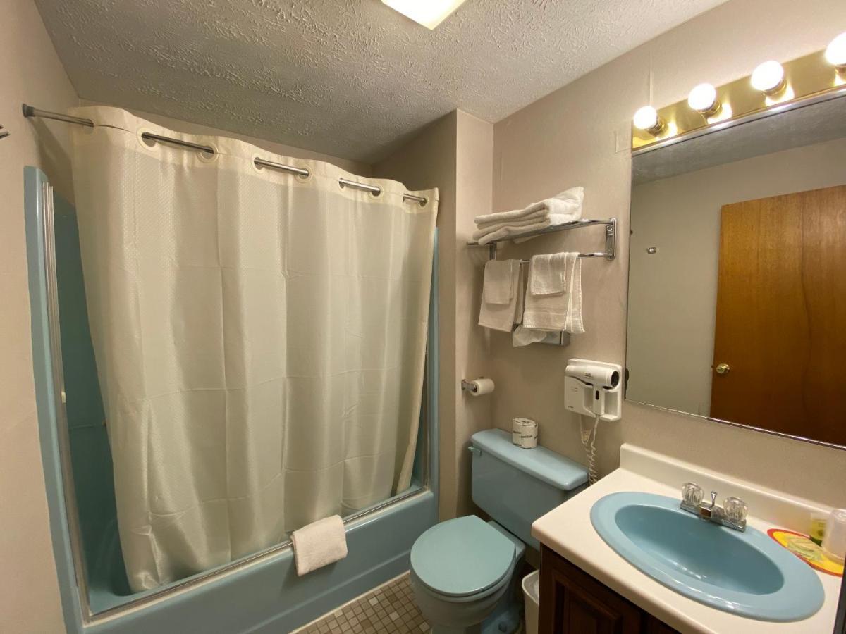 Economy Lodge 682 Main St Стърбридж Екстериор снимка