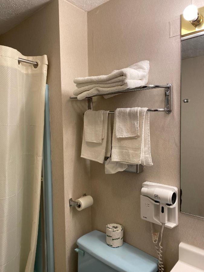 Economy Lodge 682 Main St Стърбридж Екстериор снимка