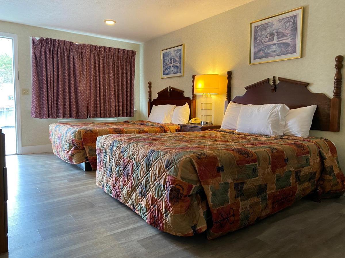 Economy Lodge 682 Main St Стърбридж Екстериор снимка