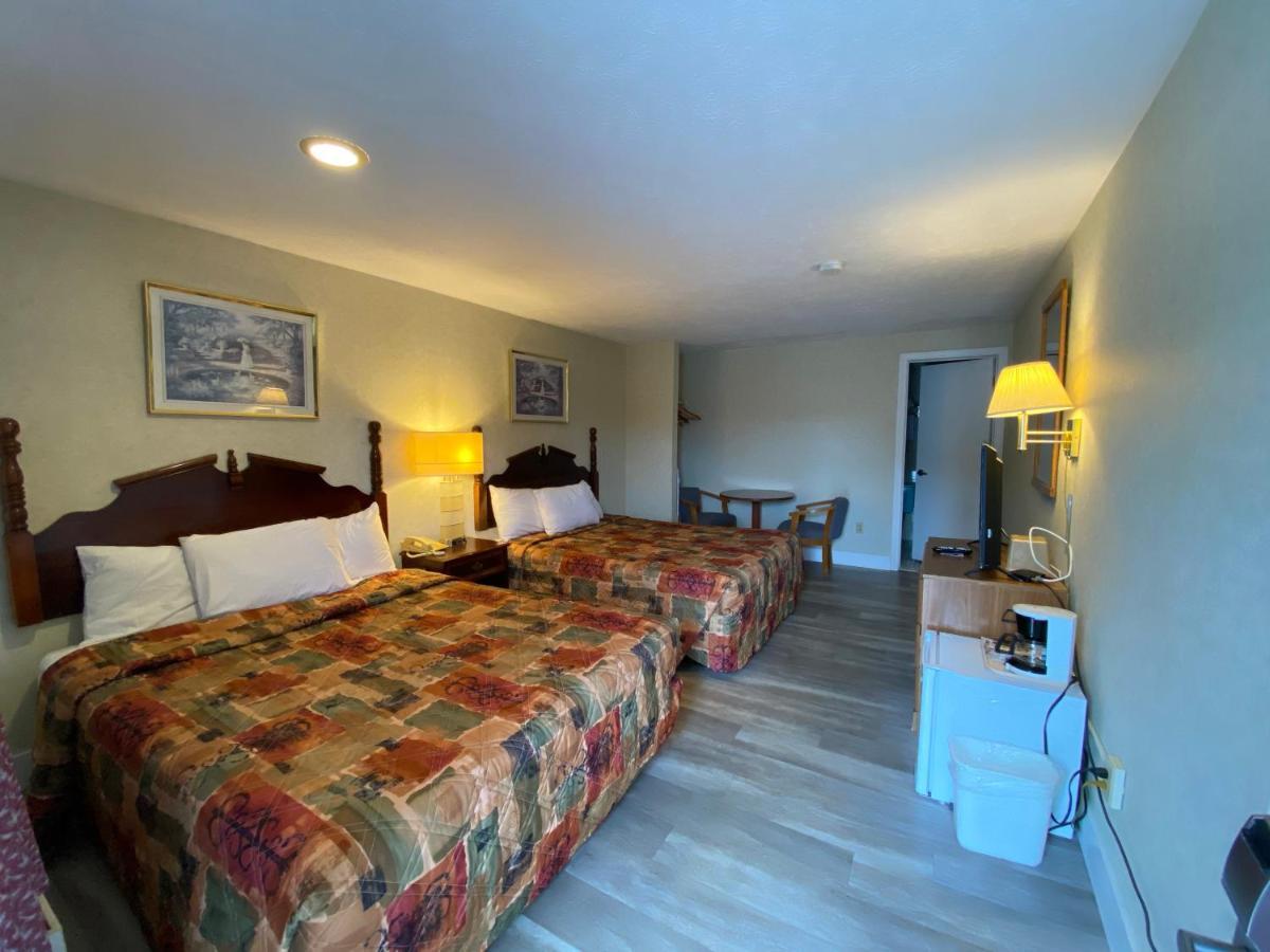 Economy Lodge 682 Main St Стърбридж Екстериор снимка