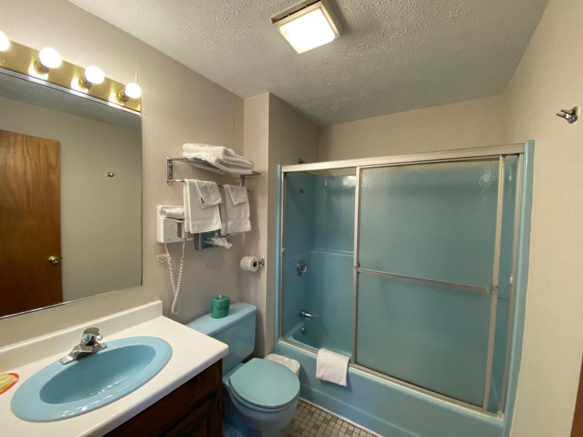 Economy Lodge 682 Main St Стърбридж Екстериор снимка
