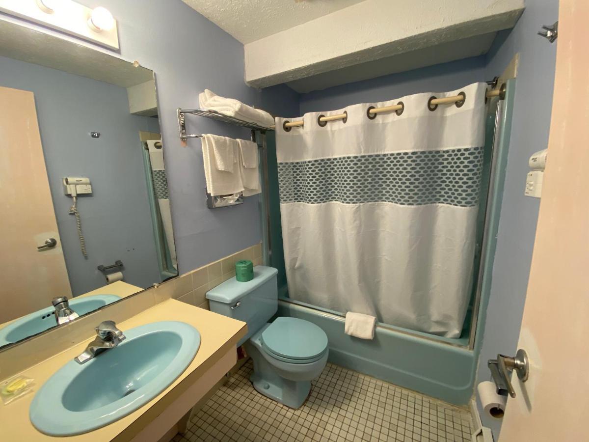 Economy Lodge 682 Main St Стърбридж Екстериор снимка