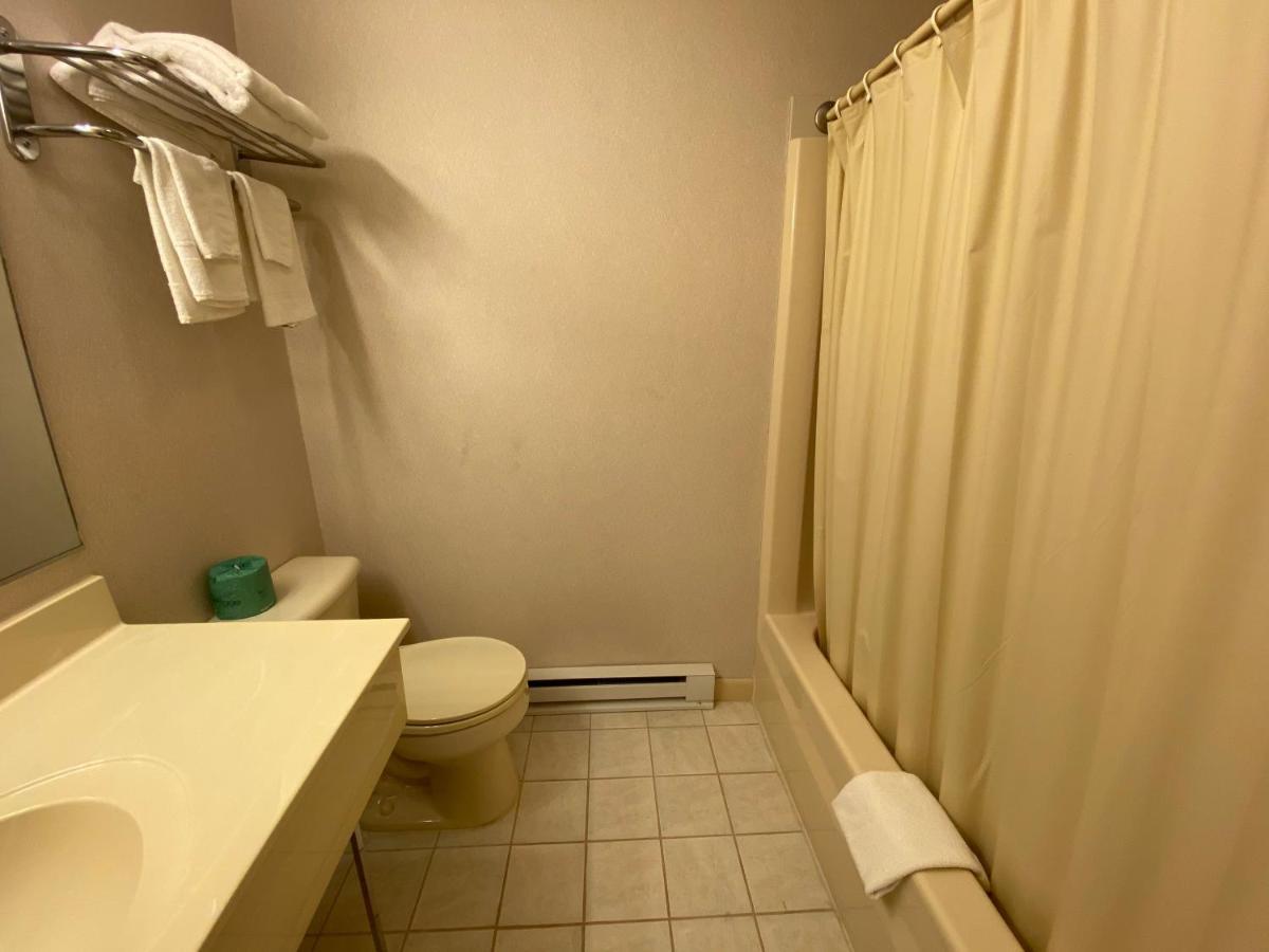 Economy Lodge 682 Main St Стърбридж Екстериор снимка