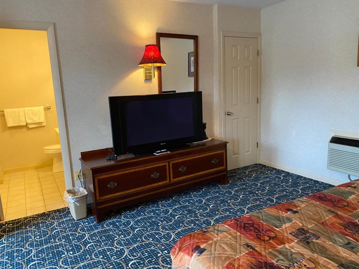 Economy Lodge 682 Main St Стърбридж Екстериор снимка