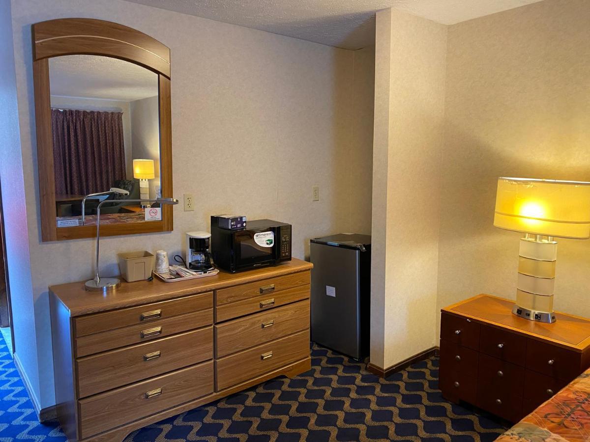 Economy Lodge 682 Main St Стърбридж Екстериор снимка