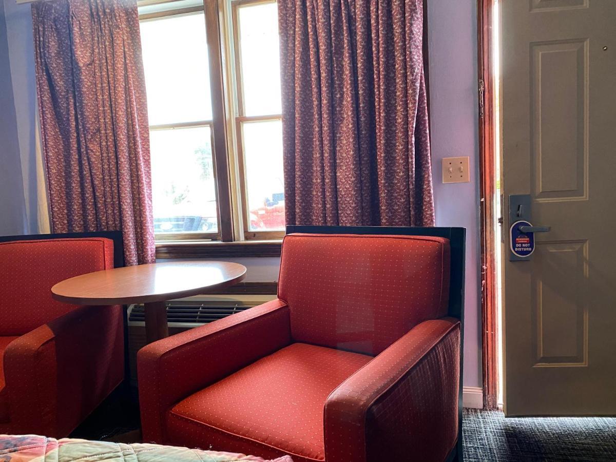 Economy Lodge 682 Main St Стърбридж Екстериор снимка