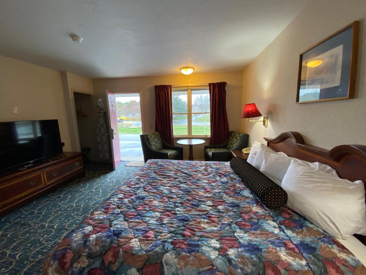 Economy Lodge 682 Main St Стърбридж Екстериор снимка