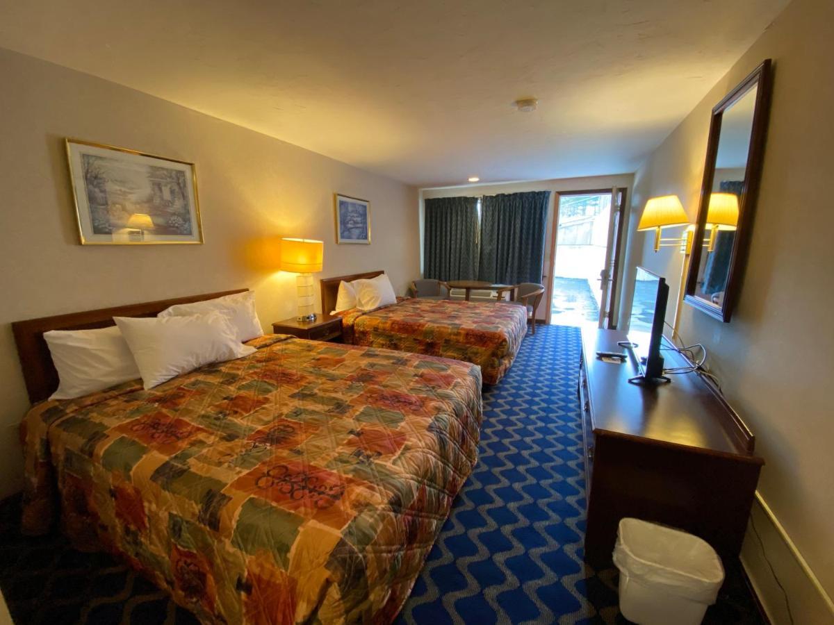 Economy Lodge 682 Main St Стърбридж Екстериор снимка