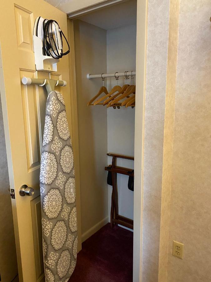 Economy Lodge 682 Main St Стърбридж Екстериор снимка