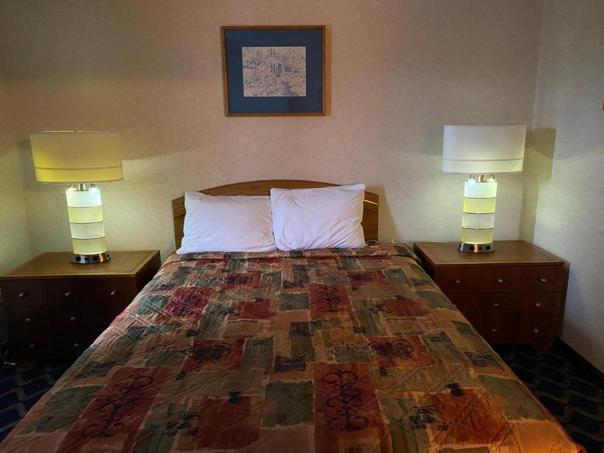 Economy Lodge 682 Main St Стърбридж Екстериор снимка