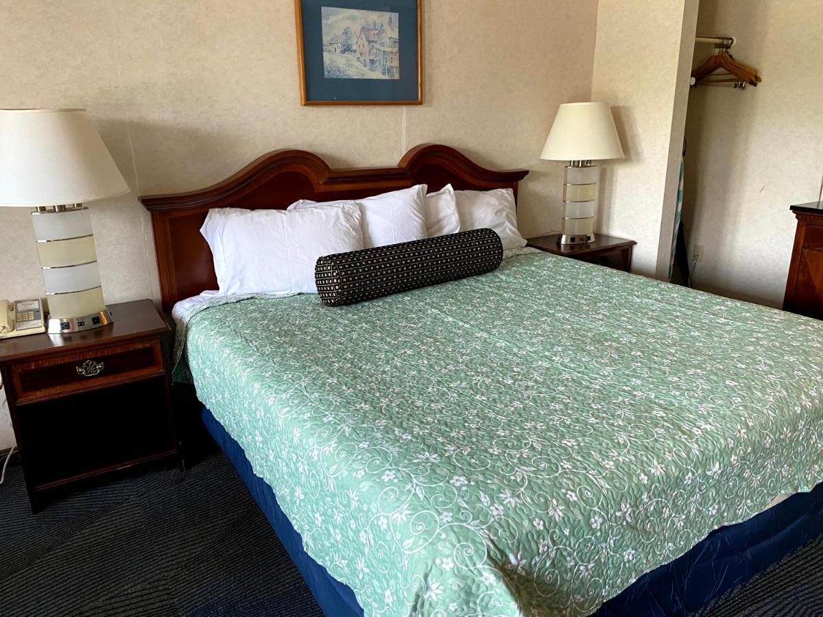 Economy Lodge 682 Main St Стърбридж Екстериор снимка
