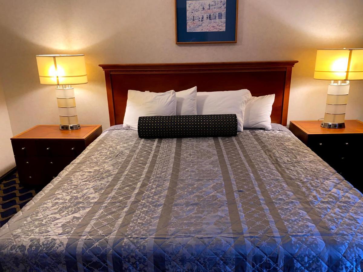 Economy Lodge 682 Main St Стърбридж Екстериор снимка