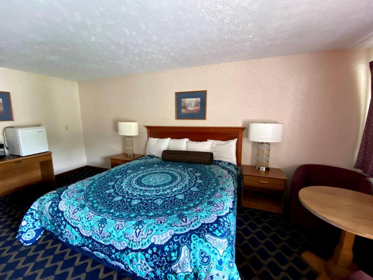Economy Lodge 682 Main St Стърбридж Екстериор снимка
