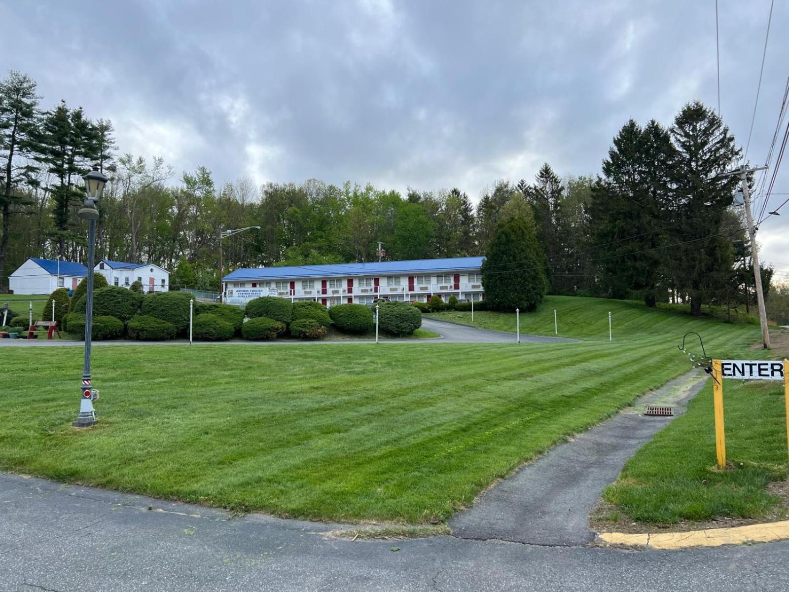 Economy Lodge 682 Main St Стърбридж Екстериор снимка