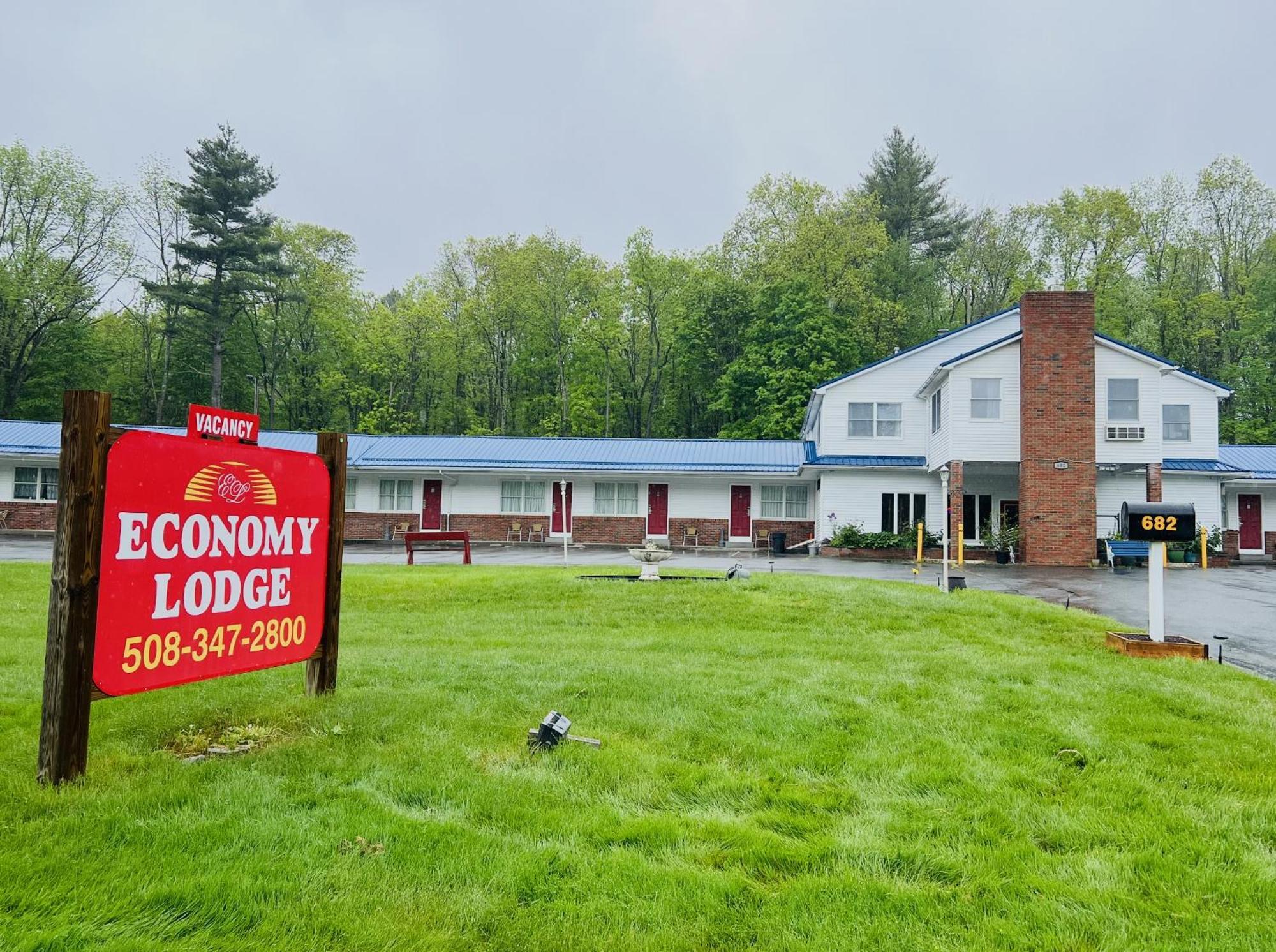 Economy Lodge 682 Main St Стърбридж Екстериор снимка