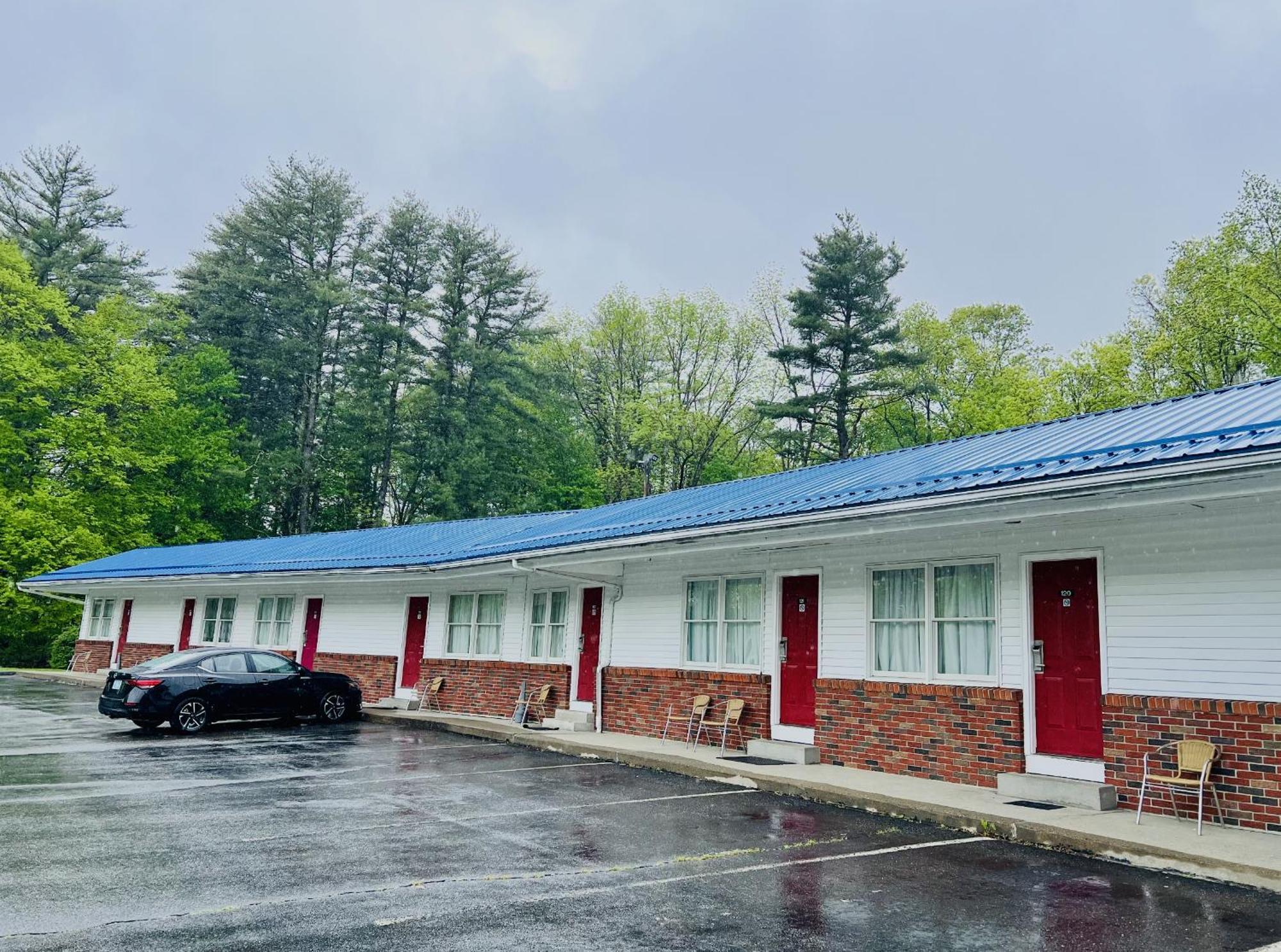 Economy Lodge 682 Main St Стърбридж Екстериор снимка