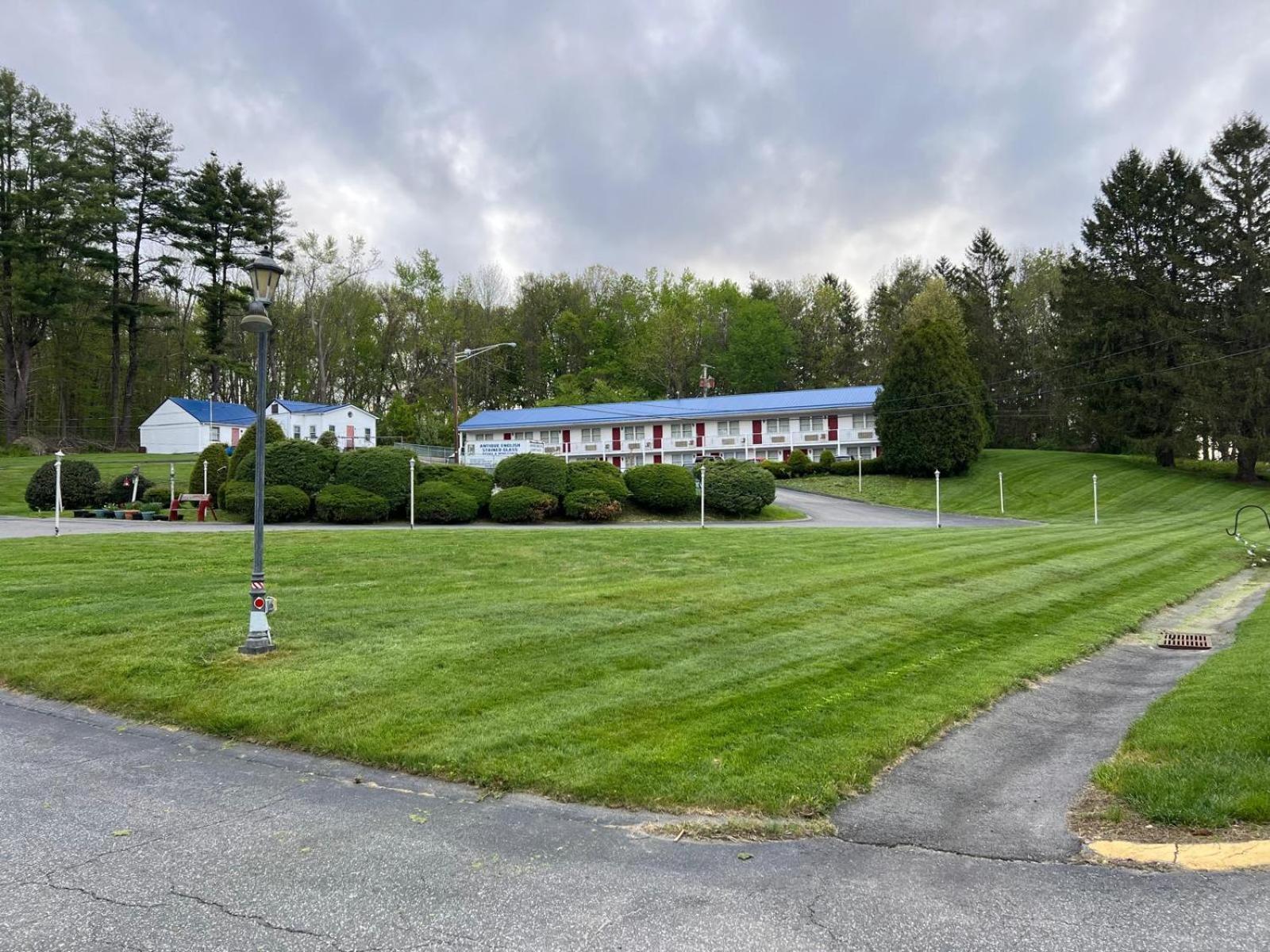 Economy Lodge 682 Main St Стърбридж Екстериор снимка