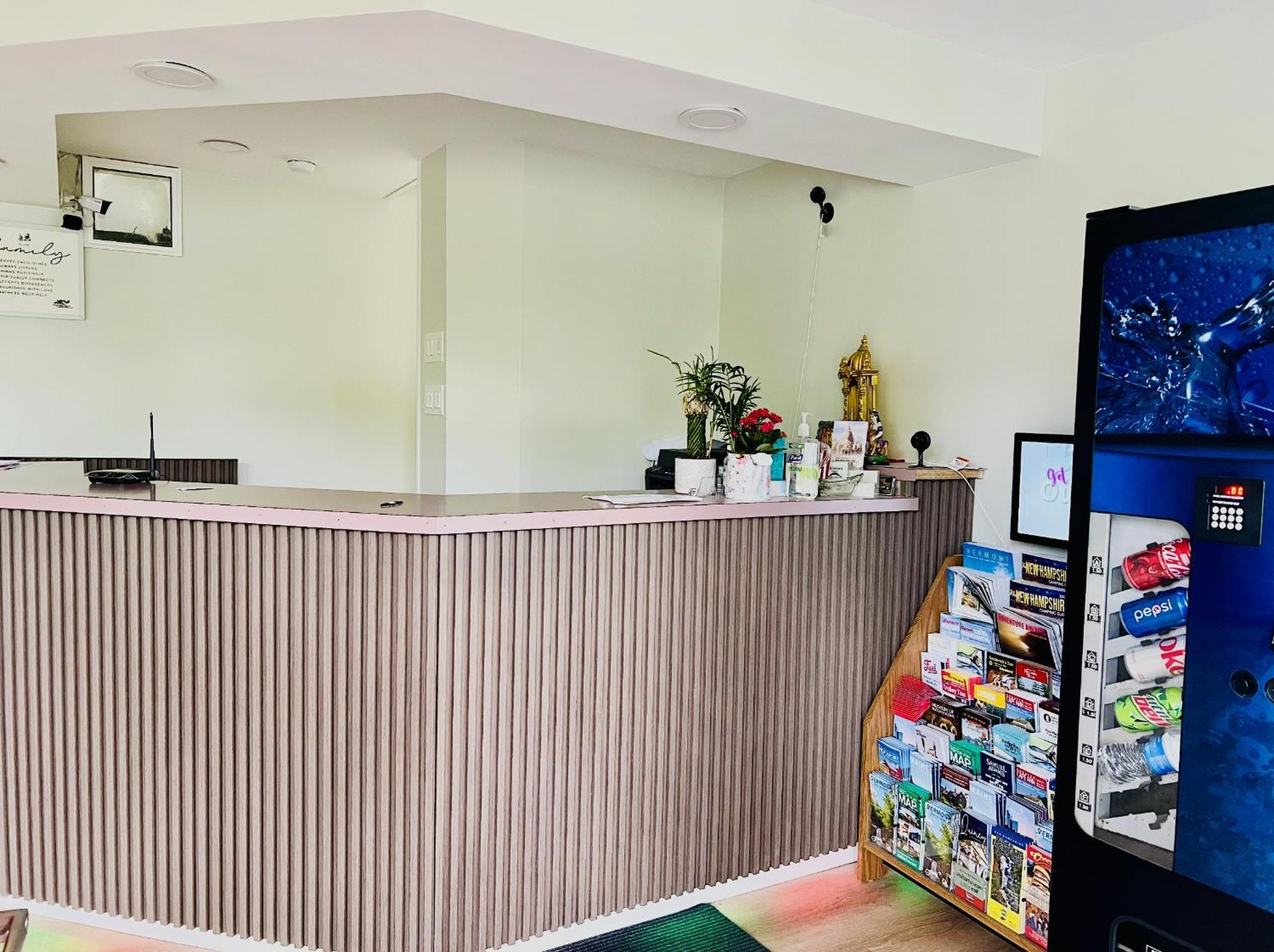 Economy Lodge 682 Main St Стърбридж Екстериор снимка