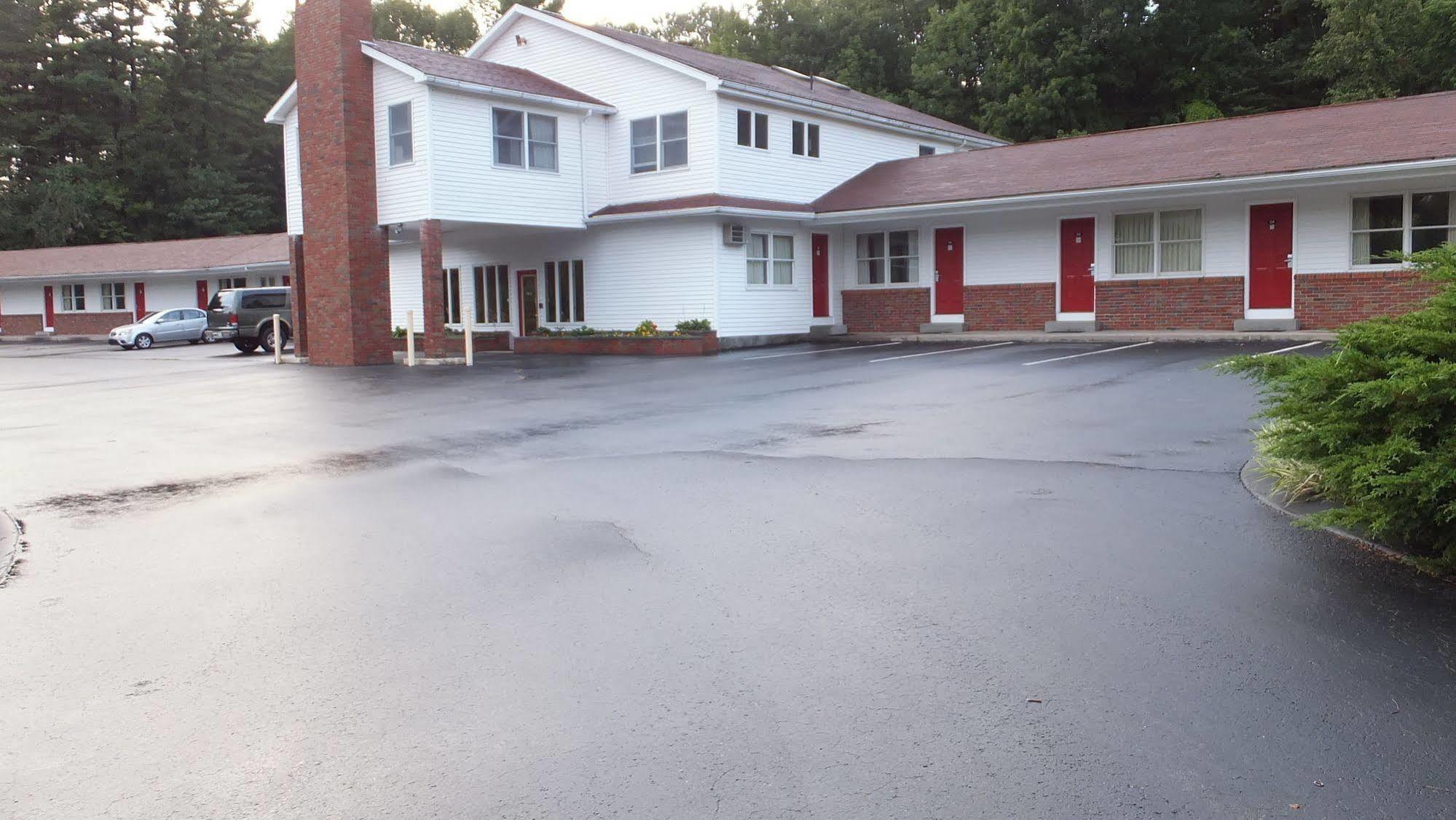 Economy Lodge 682 Main St Стърбридж Екстериор снимка
