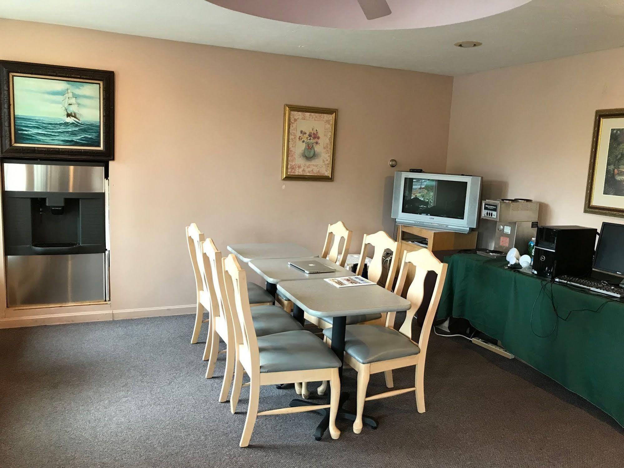 Economy Lodge 682 Main St Стърбридж Екстериор снимка