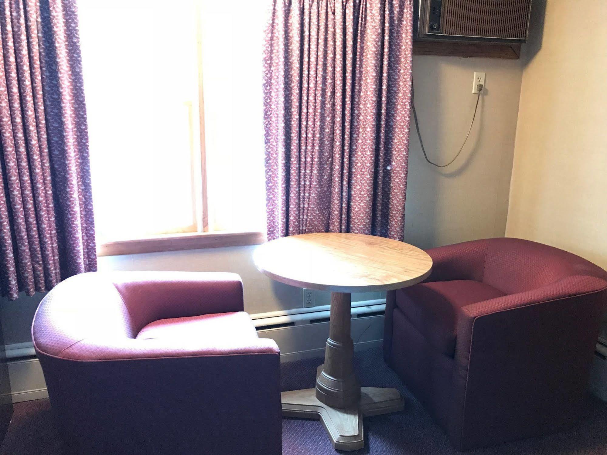 Economy Lodge 682 Main St Стърбридж Екстериор снимка
