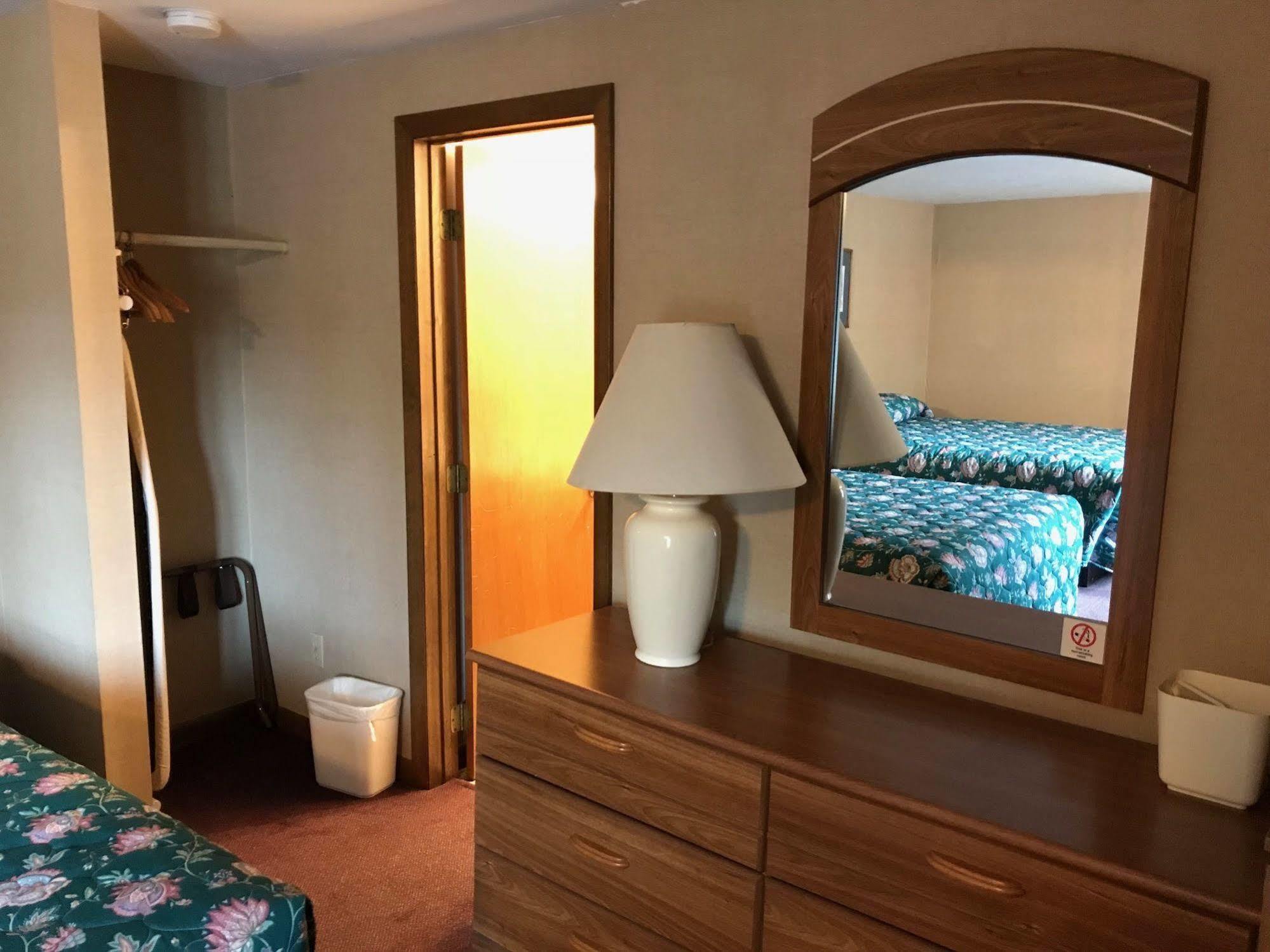 Economy Lodge 682 Main St Стърбридж Екстериор снимка