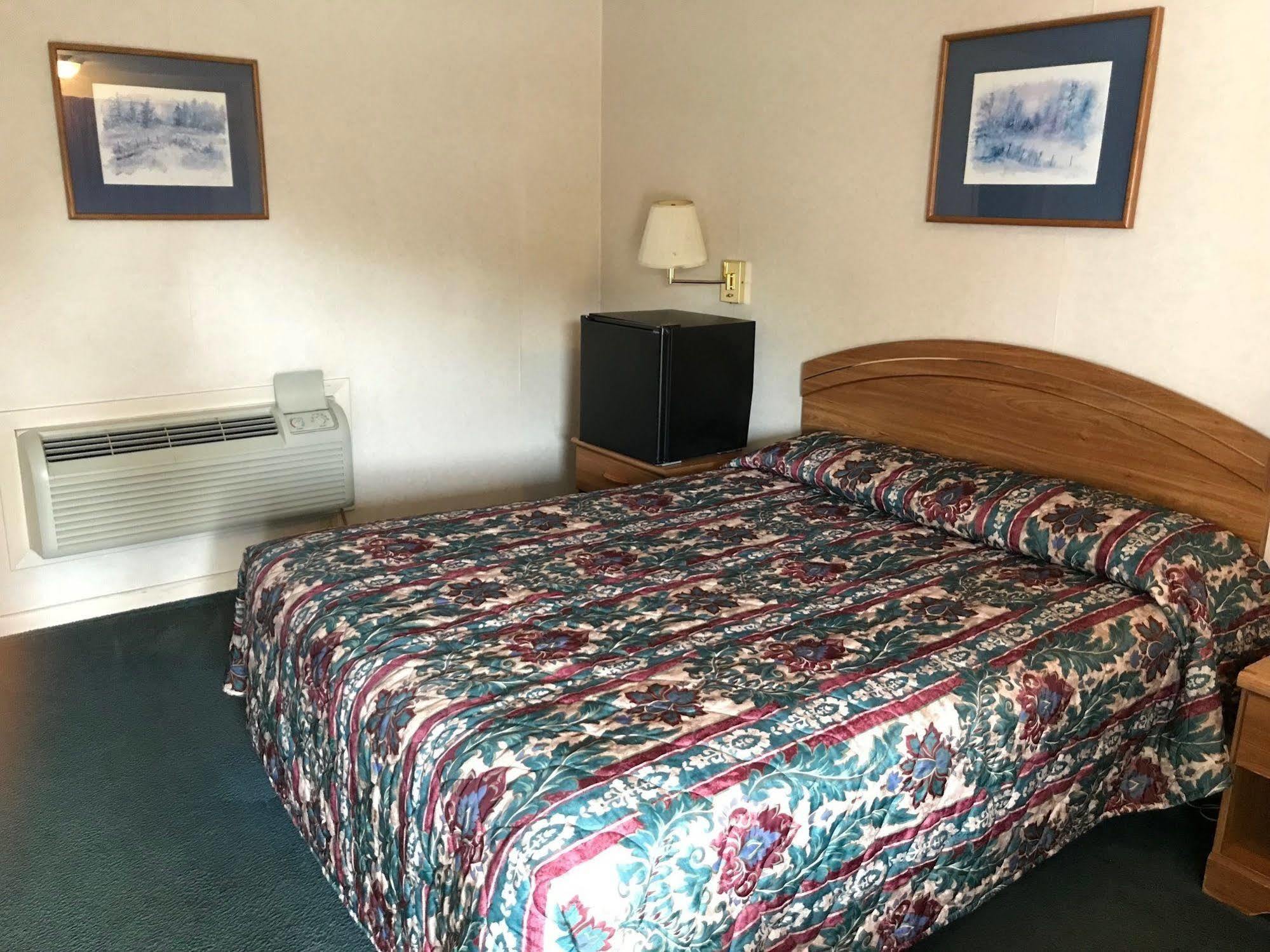 Economy Lodge 682 Main St Стърбридж Екстериор снимка