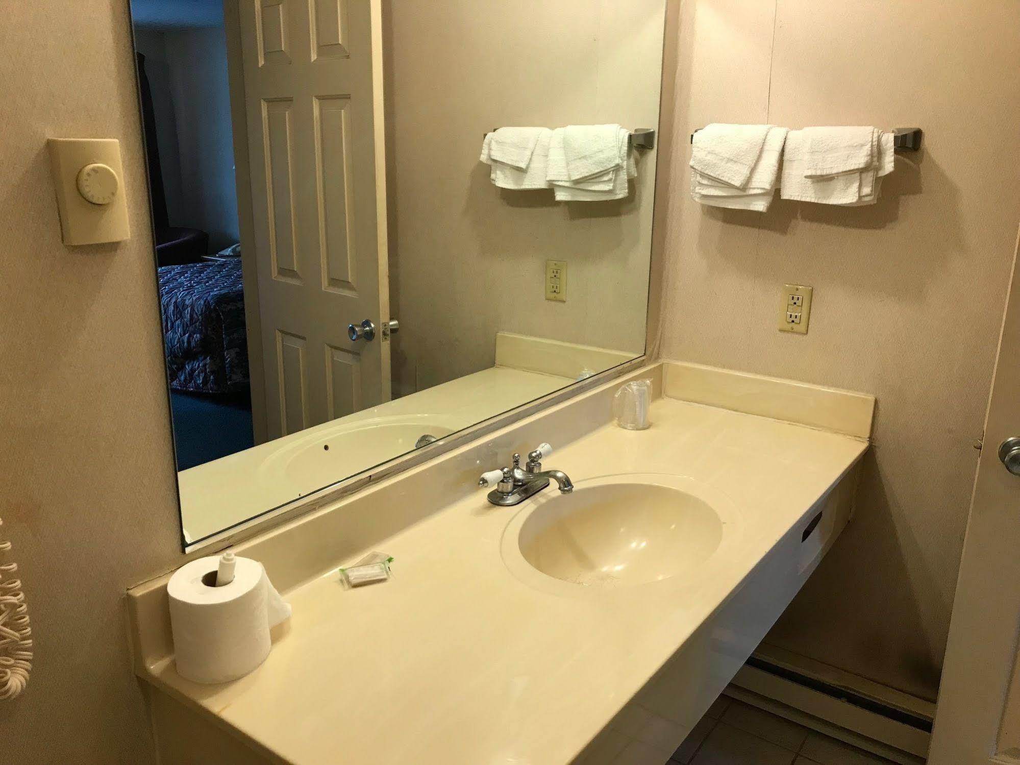 Economy Lodge 682 Main St Стърбридж Екстериор снимка