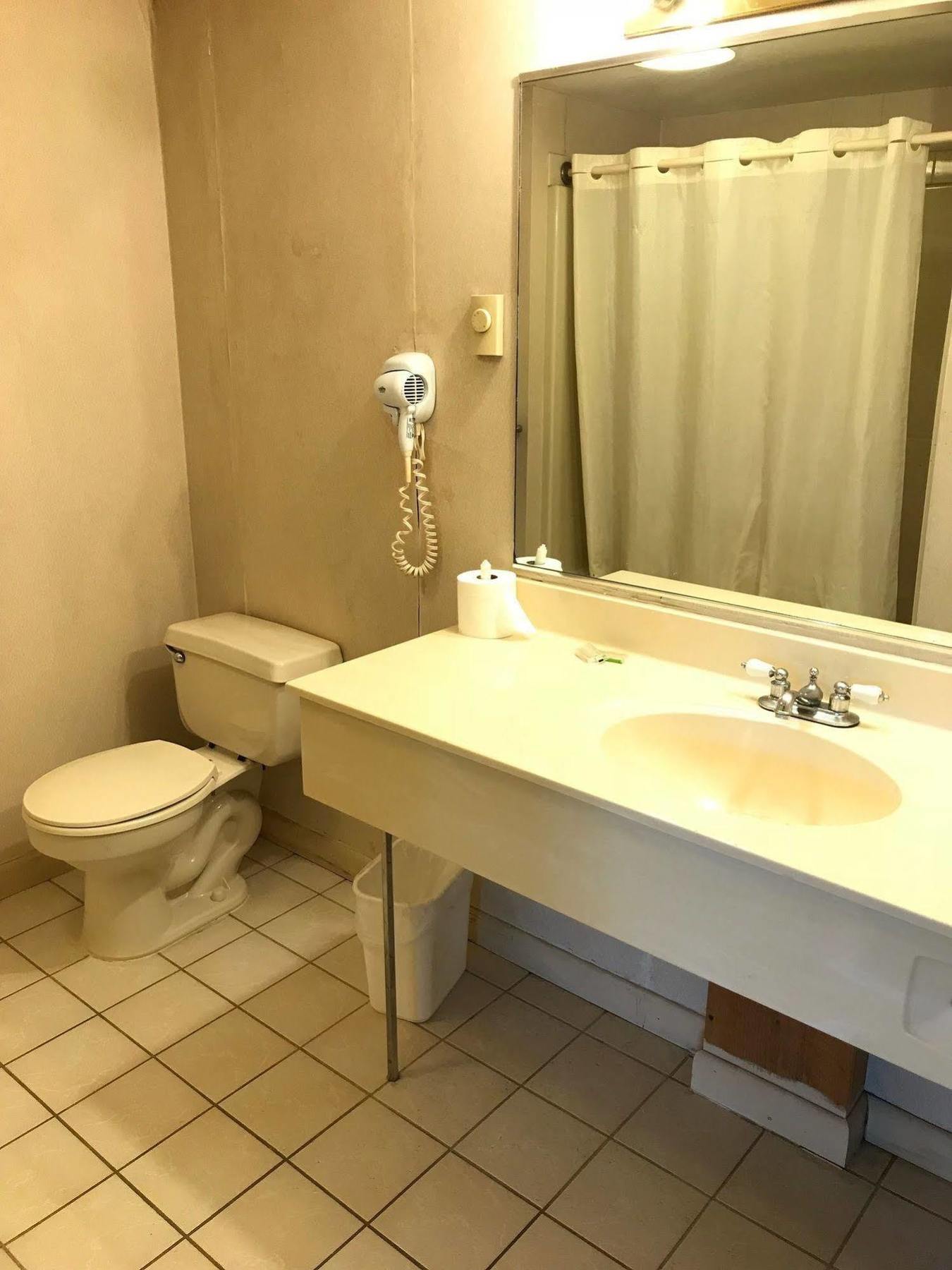 Economy Lodge 682 Main St Стърбридж Екстериор снимка