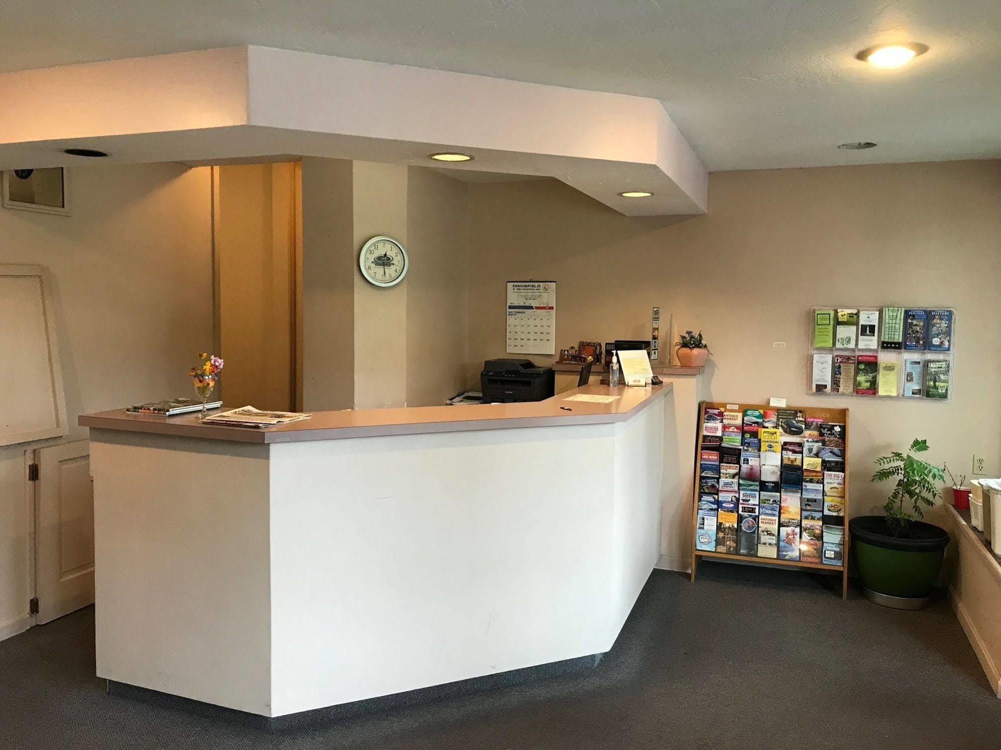 Economy Lodge 682 Main St Стърбридж Екстериор снимка