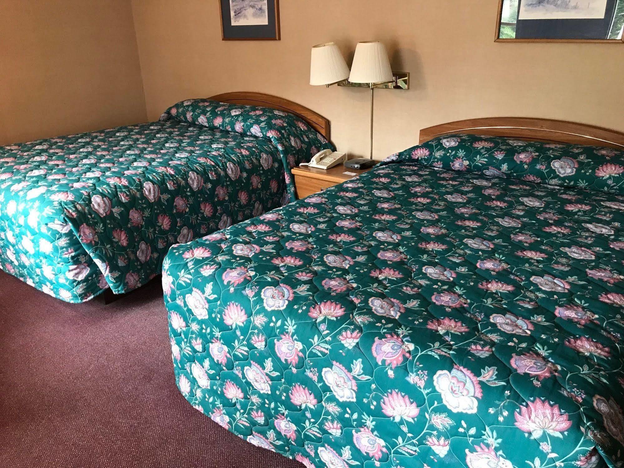 Economy Lodge 682 Main St Стърбридж Екстериор снимка