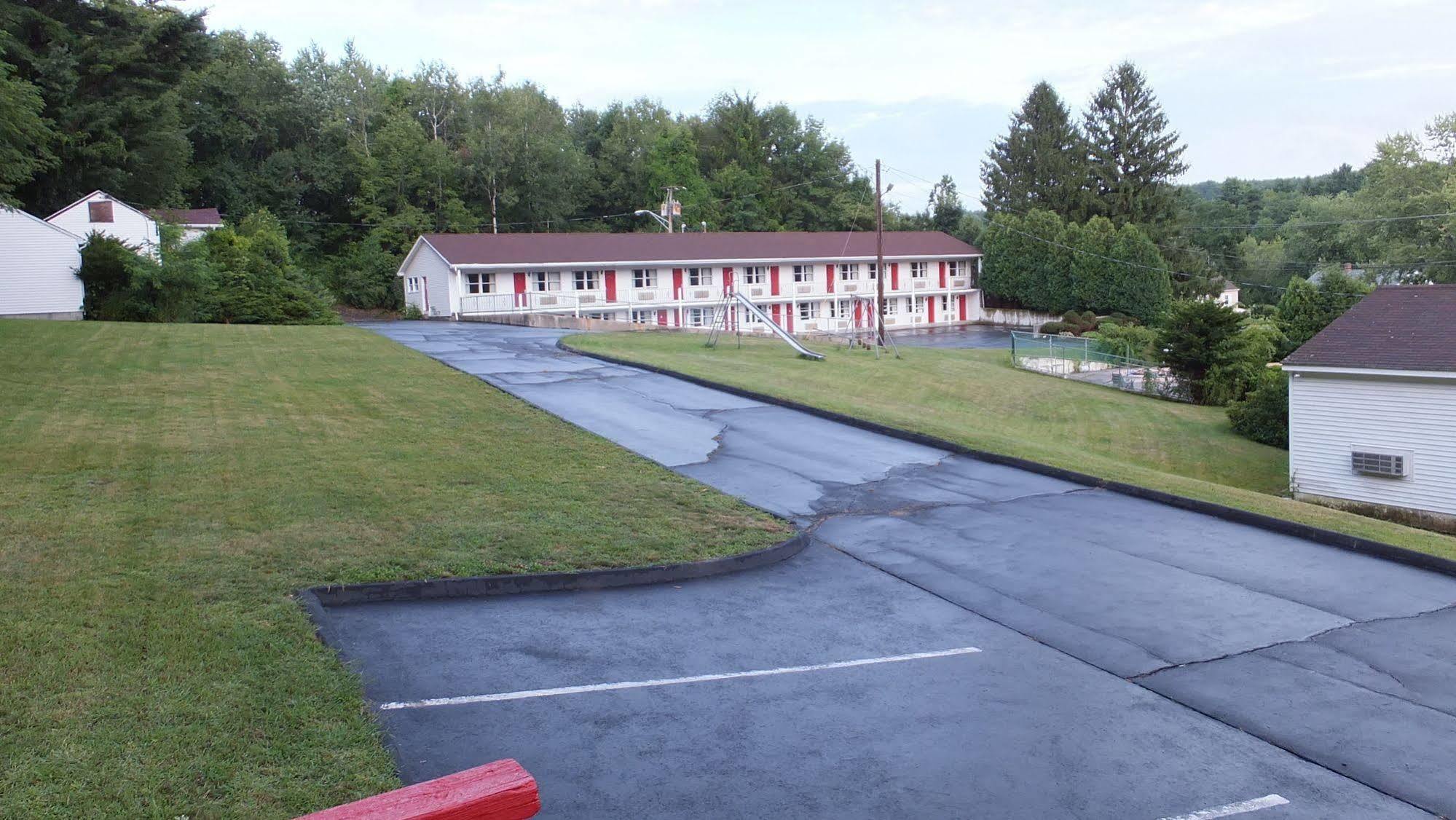 Economy Lodge 682 Main St Стърбридж Екстериор снимка
