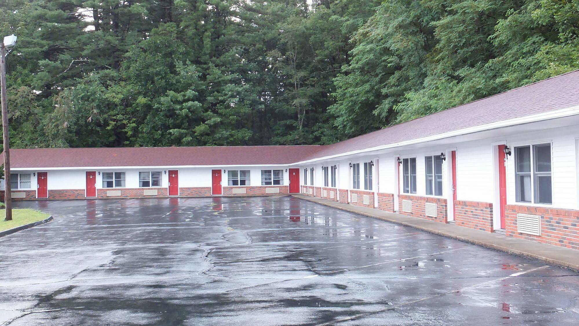 Economy Lodge 682 Main St Стърбридж Екстериор снимка