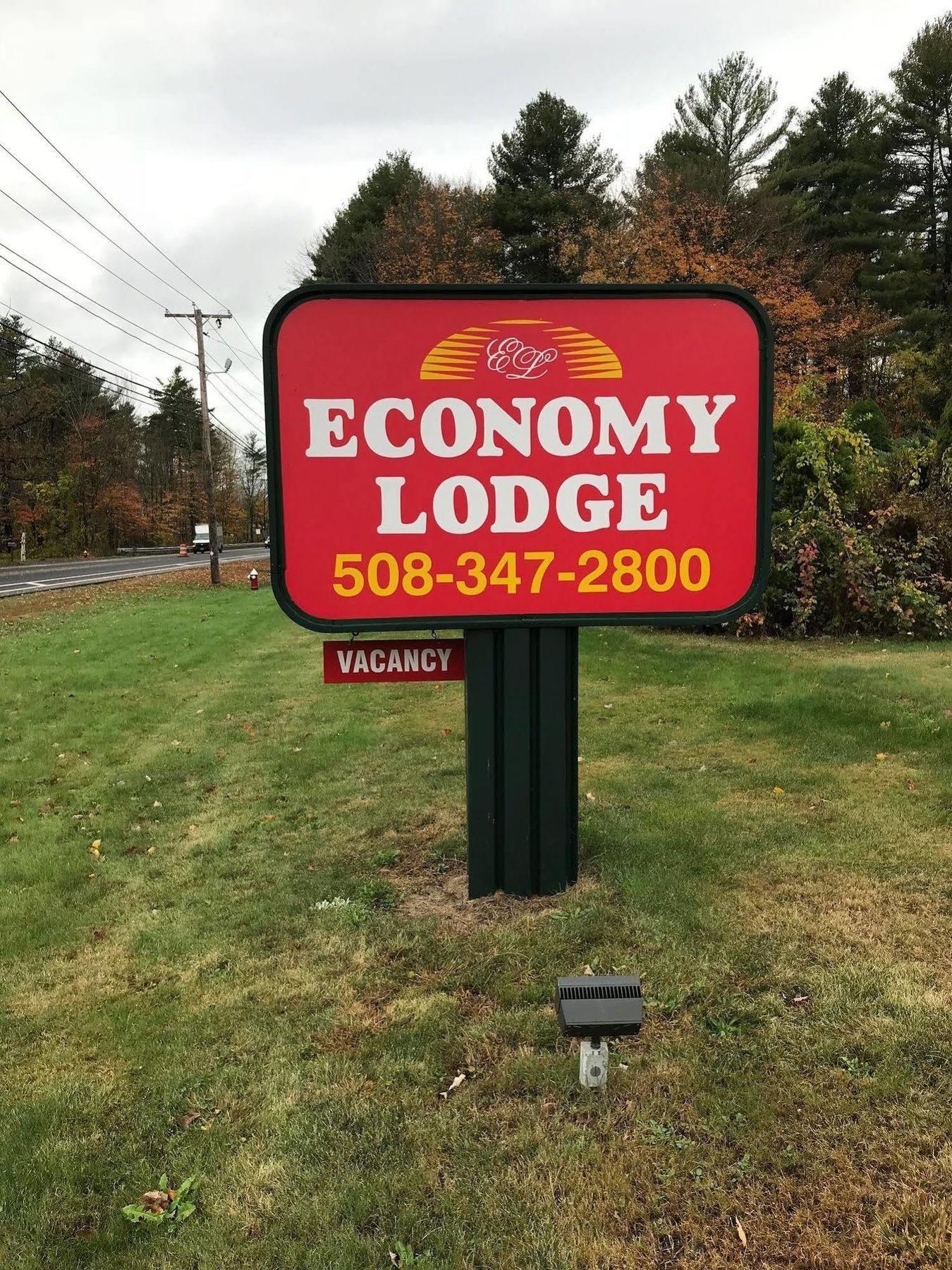 Economy Lodge 682 Main St Стърбридж Екстериор снимка